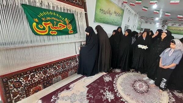 گره‌های ارادت بانوان ارجنک بر فرش سوم کربلایی نشست