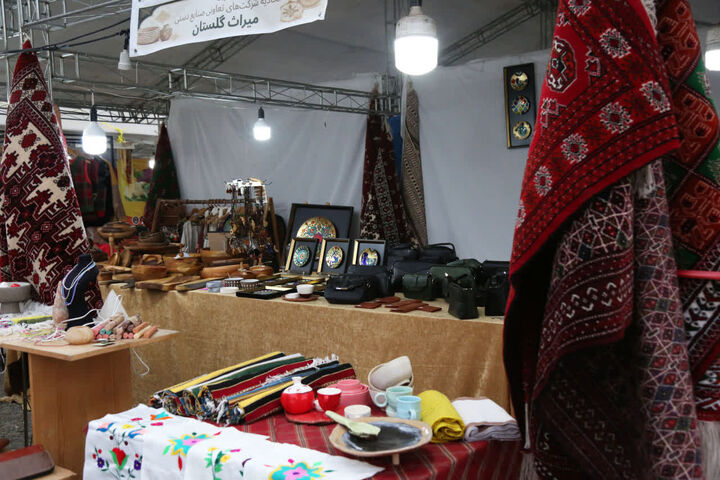عرضه هنر دست گلستان در ناهارخوران؛ فرصتی برای رونق بازار هنرمندان