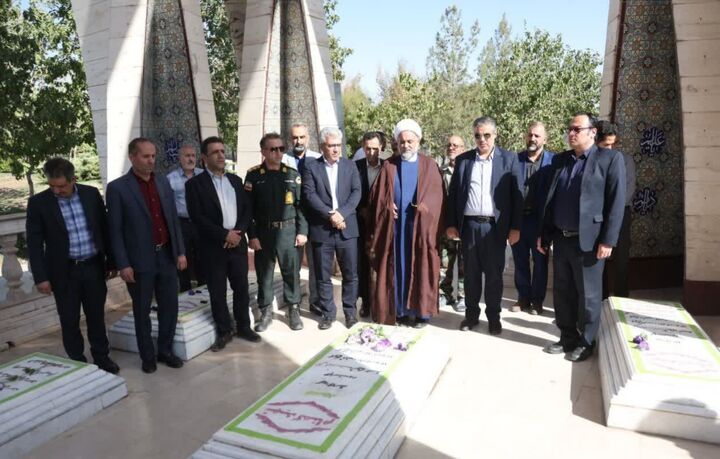 آغاز هفته دولت در دلیجان با ادای احترام به شهدا/ از بهره‌برداری سالن ورزشی تا دستور ویژه برای رفع موانع تولید