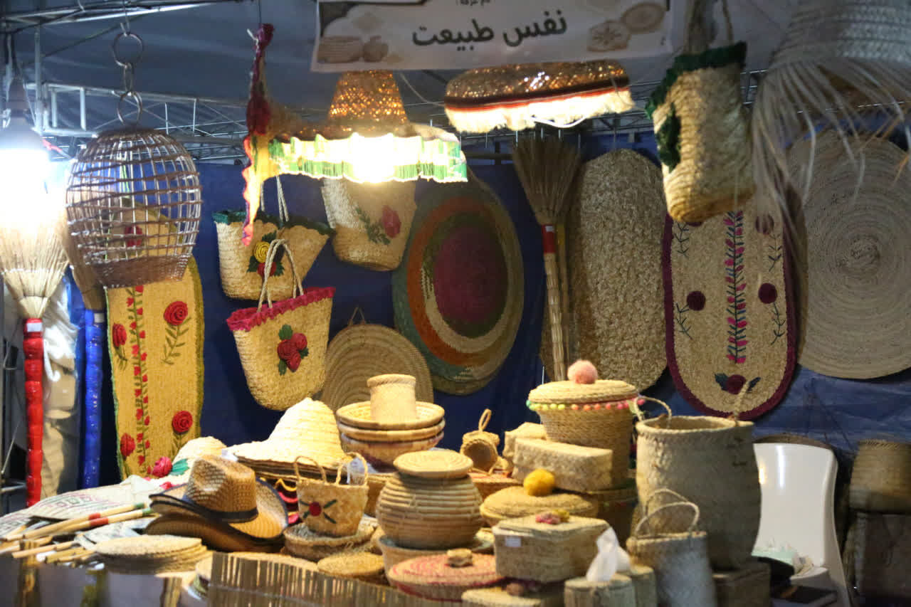 عرضه هنر دست گلستان در ناهارخوران؛ فرصتی برای رونق بازار هنرمندان