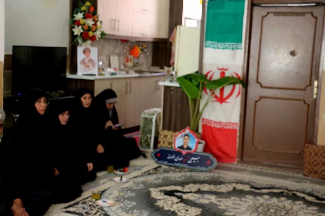 نصب پلاک افتخار بر سر در منزل شهید مهدی هنرمند