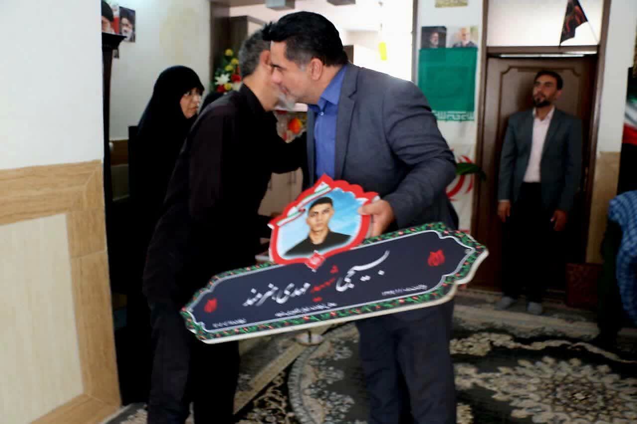 نصب پلاک افتخار بر سر در منزل شهید مهدی هنرمند