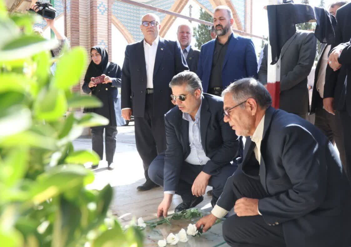 دیدار با خانواده شهدا توفیق خدمت را افزایش می‌دهد