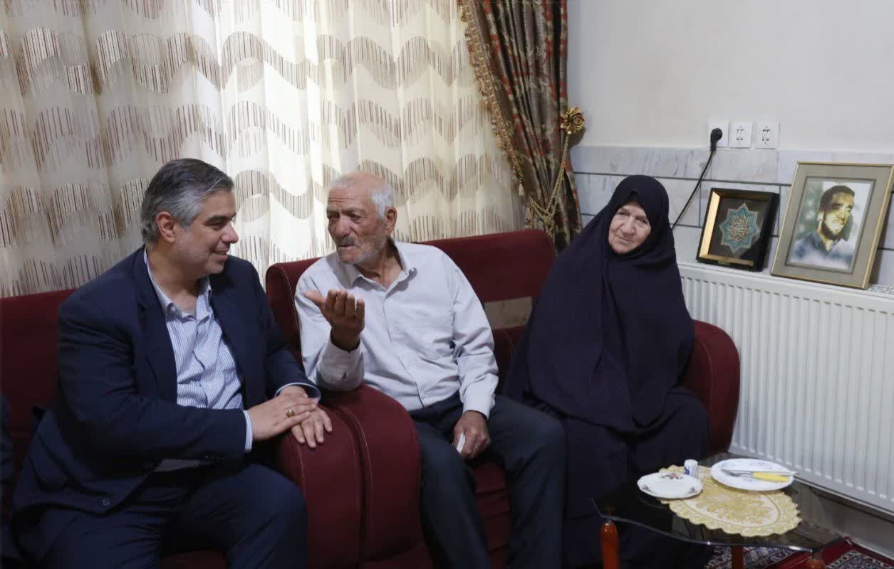 آغاز هفته دولت در دلیجان با ادای احترام به شهدا/ از بهره‌برداری سالن ورزشی تا دستور ویژه برای رفع موانع تولید