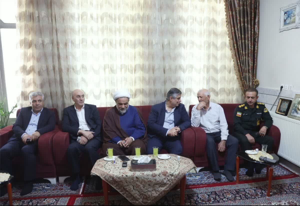 آغاز هفته دولت در دلیجان با ادای احترام به شهدا/ از بهره‌برداری سالن ورزشی تا دستور ویژه برای رفع موانع تولید