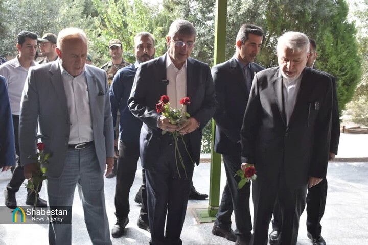 گلزار شهدای خرم‌آباد گلباران و عطرافشانی شد