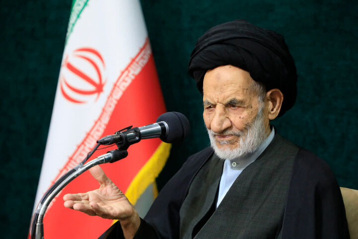 استعمارگران با تفرقه میان ملت‌ها به دنبال بردگی بشر هستند