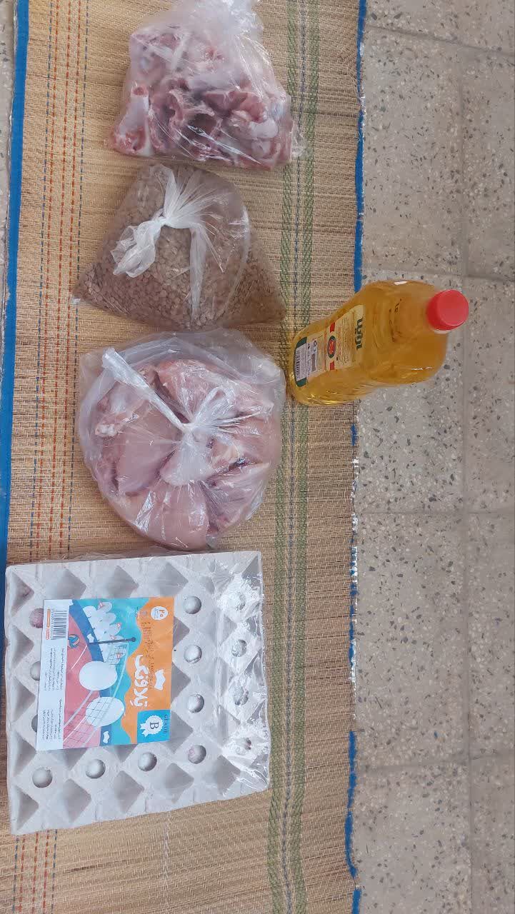 سفره همدلی در لارستان؛ کانون حضرت خدیجه(س) میان خانوادههای کمبرخوردار بسته معیشتی توزیع کرد