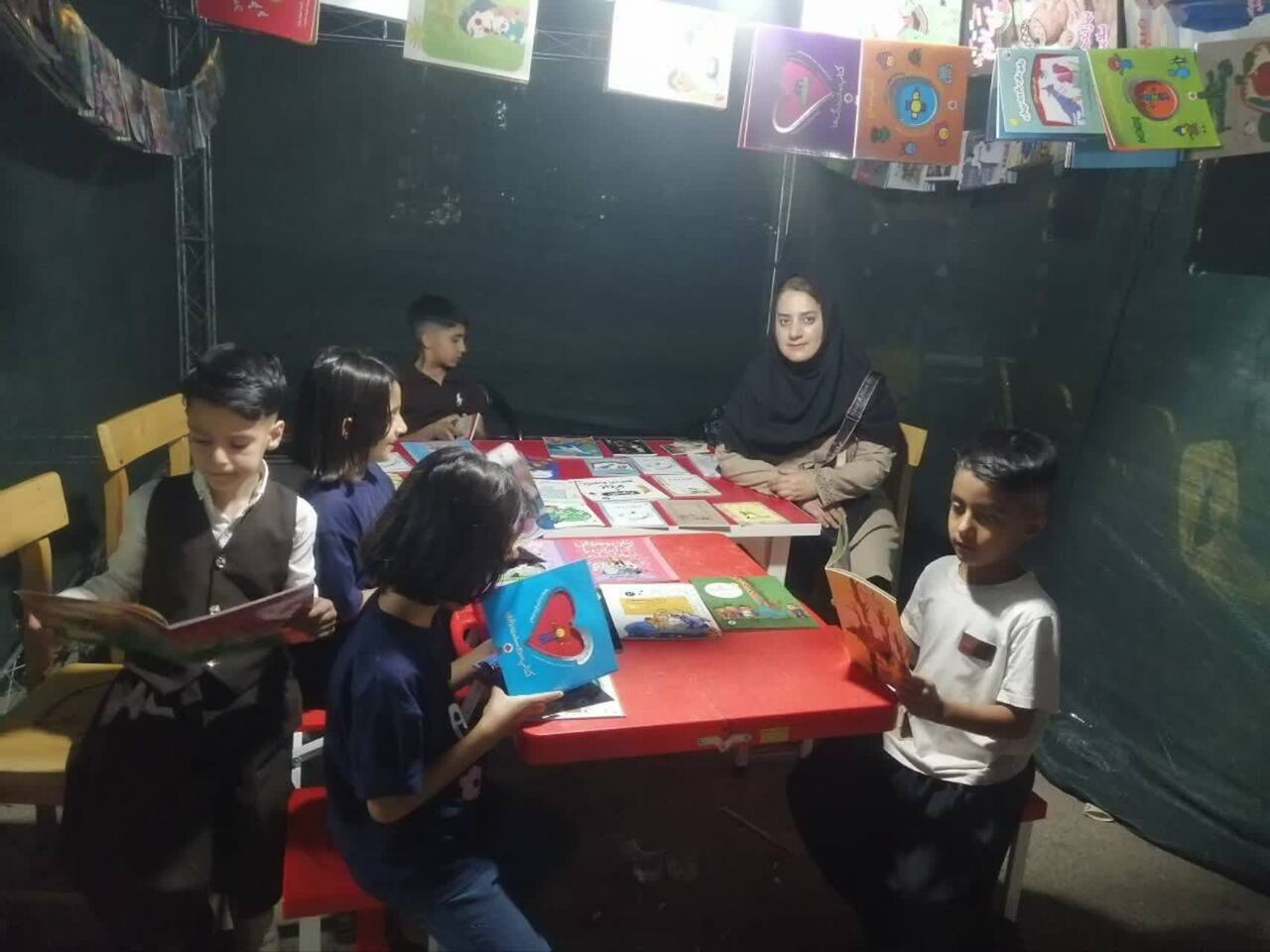کتابخانههای عمومی در جشن وحدت جوانرود؛ کودکان و نوجوانان پای کار کتاب آمدند