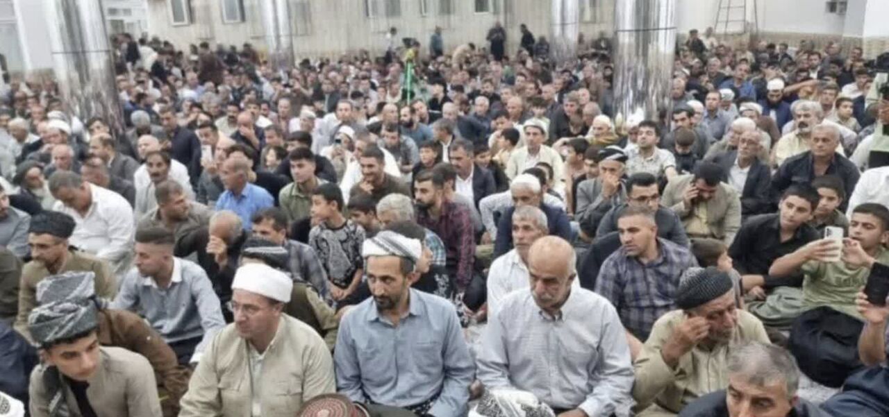 از مولودی‌خوانی تا اعطای اجازه‌نامه به طلاب؛ شبی به رنگ عشق نبوی در بانه