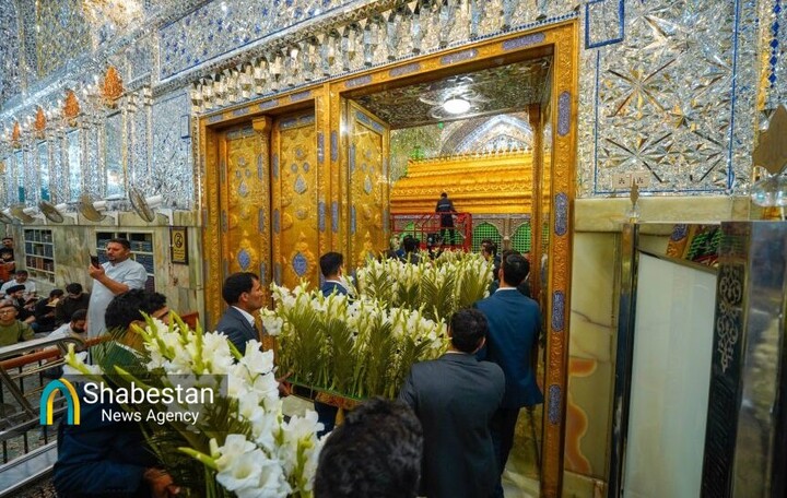 گل آرایی ضریح مطهر علوی هم‌زمان با ایام ولادت پیامبر خاتم(ص) و امام صادق(ع)