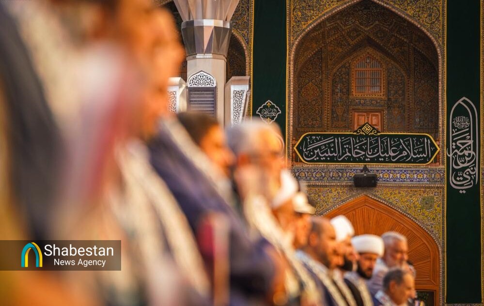 پرچم میلاد پیامبر اکرم(ص) و امام صادق(ع) در حرم علوی برافراشته شد+ عکس