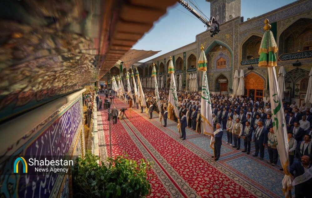 پرچم میلاد پیامبر اکرم(ص) و امام صادق(ع) در حرم علوی برافراشته شد+ عکس