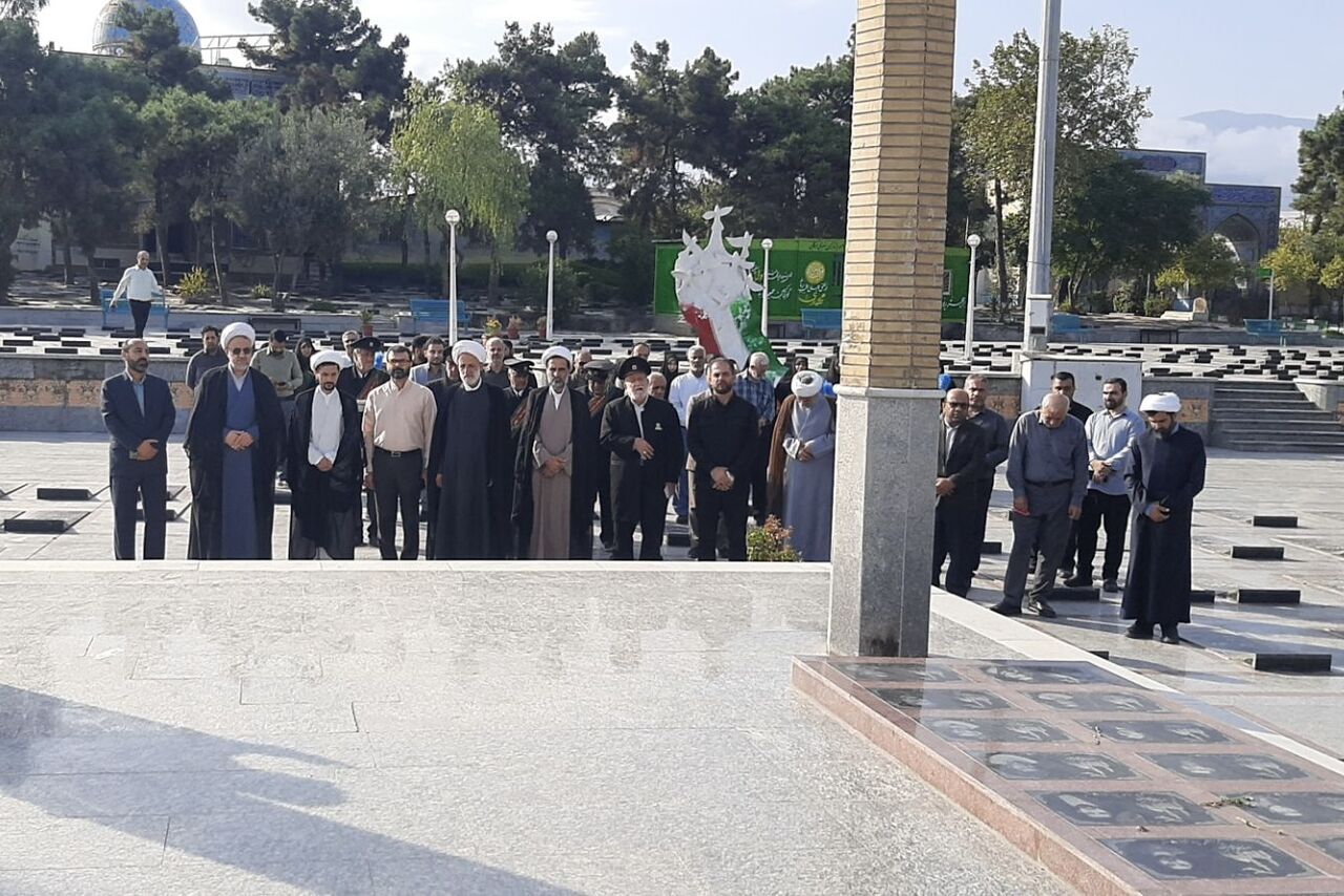 آغاز برنامههای دهه وقف با غبارروبی مزار شهدای امامزاده عبدالله(ع) گرگان