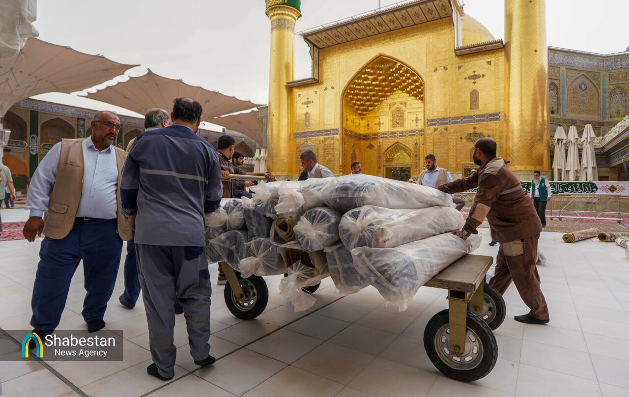 مفروش کردن صحن علوی با فرش فاخر در آستانه میلاد پیامبر خاتم(ص) و امام صادق(ع)