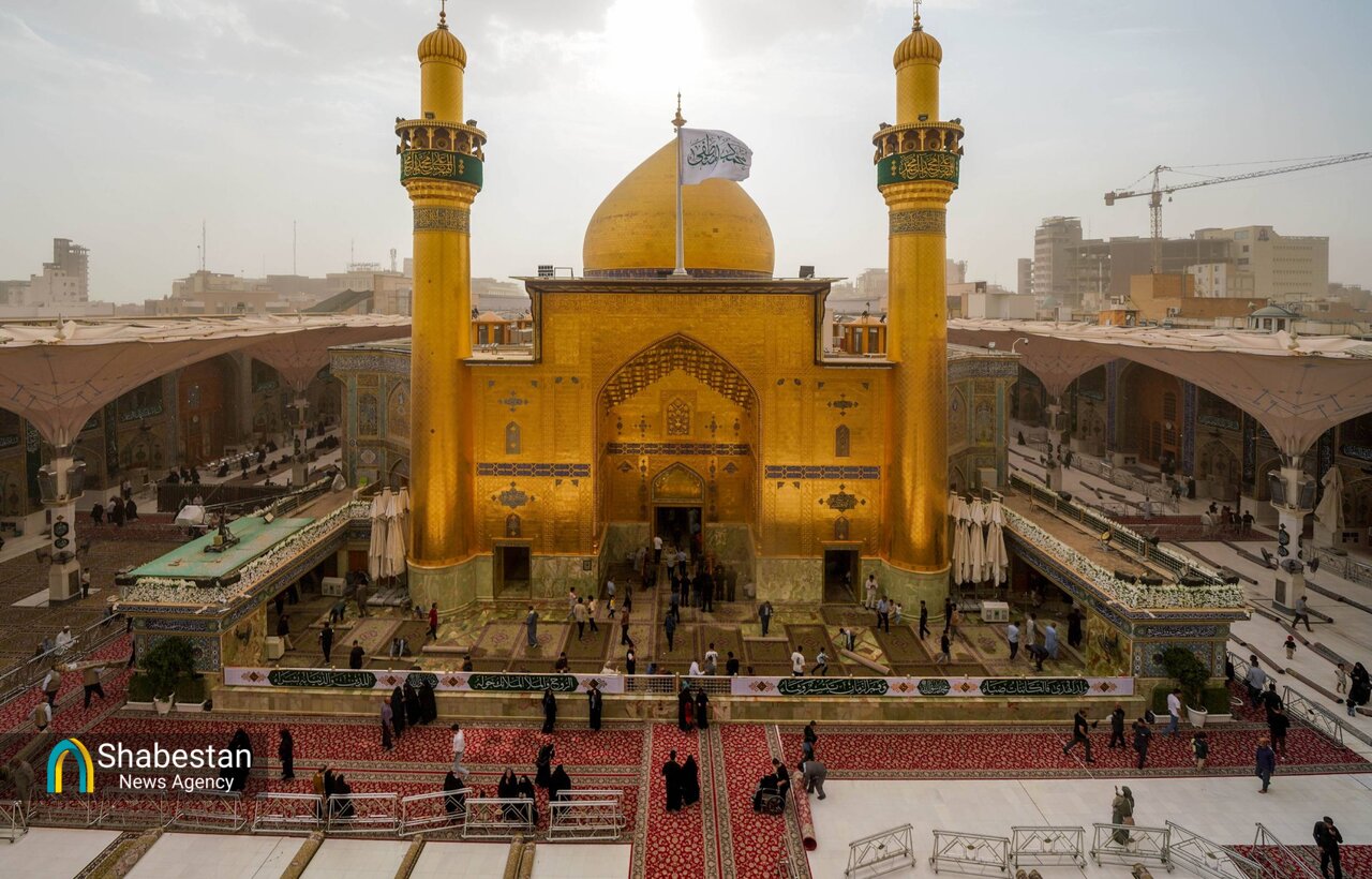 مفروش کردن صحن علوی با فرش فاخر در آستانه میلاد پیامبر خاتم(ص) و امام صادق(ع)