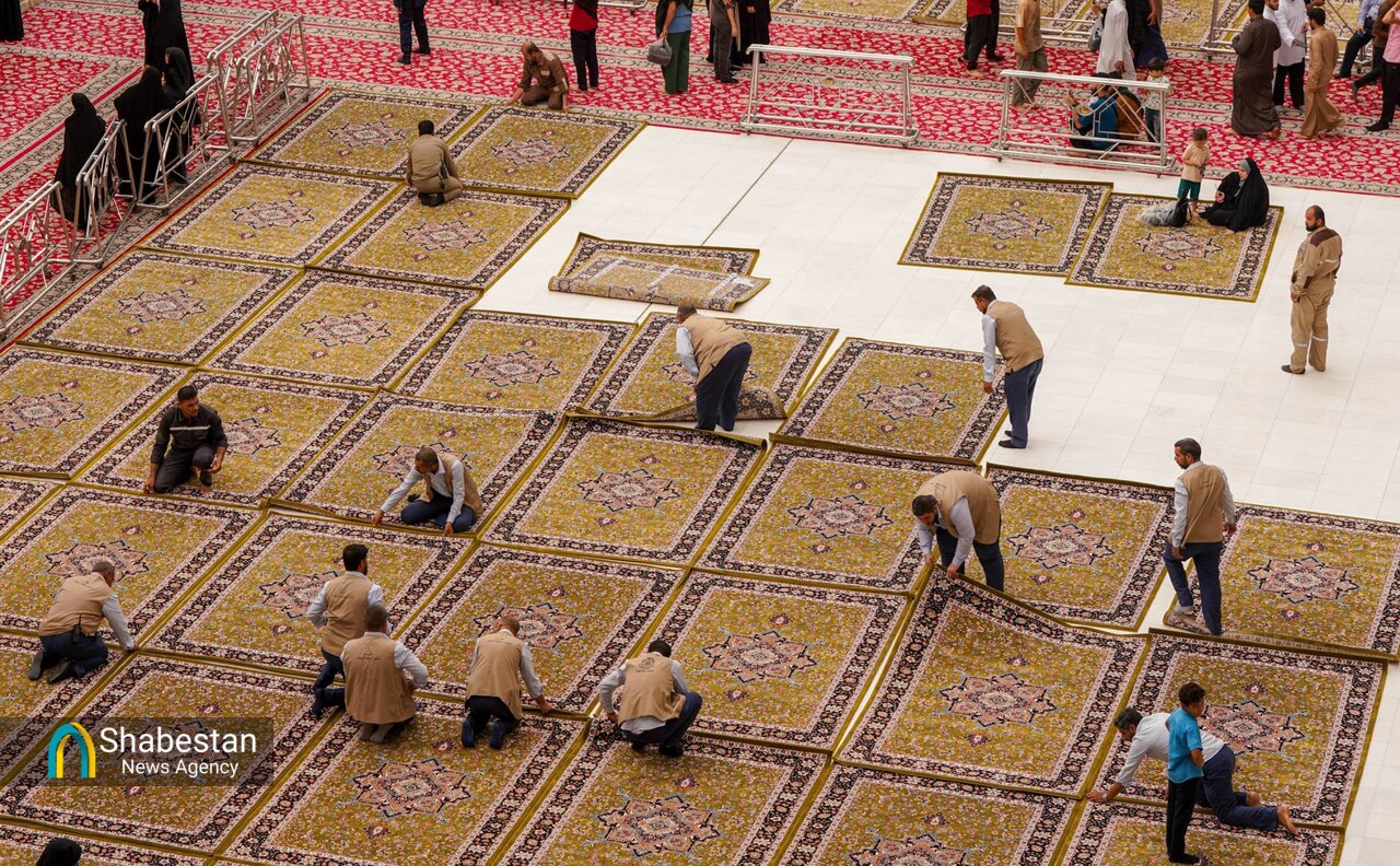 مفروش کردن صحن علوی با فرش فاخر در آستانه میلاد پیامبر خاتم(ص) و امام صادق(ع)