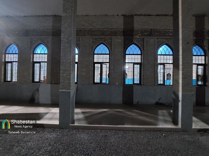 مسجدی که با عطر نام نبی(ص) و همت یک مکانیک‌کار بی‌ادعای راینی قد عَلَم کرد