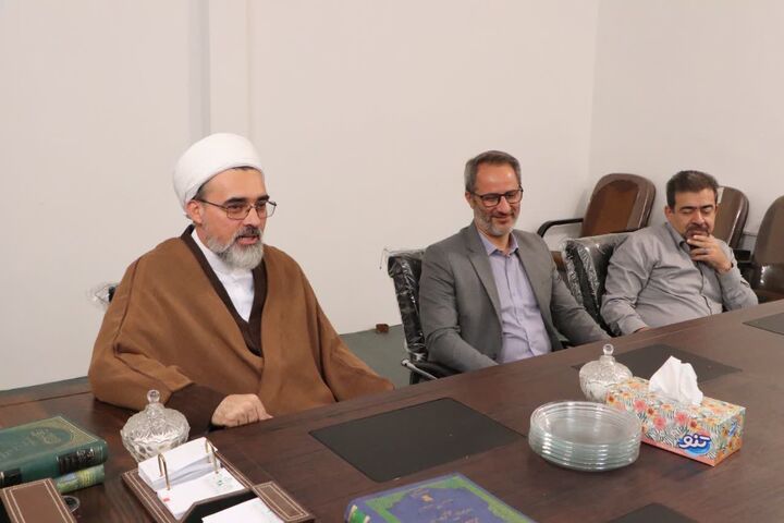 دیدار معاون استاندار و فرماندار کرمانشاه با امام جمعه اهل سنت مرکز استان 