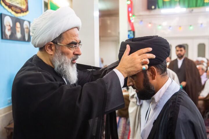 عمامه گذاری جمعی از طلاب حوزه  در دفتر آیت الله فاضل لنکرانی