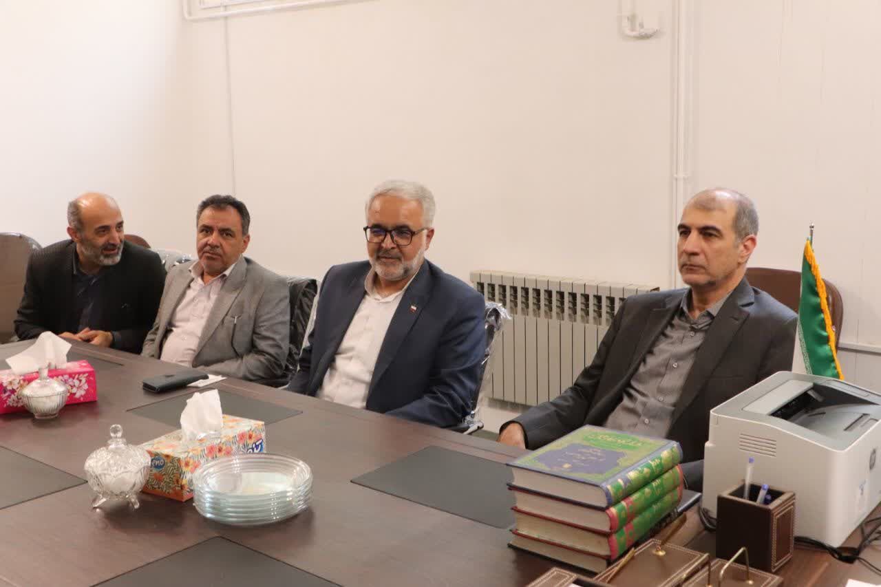 دیدار معاون استاندار و فرماندار کرمانشاه با امام جمعه اهل سنت مرکز استان