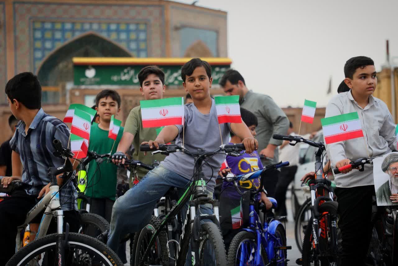 «همه با هم، پا رکاب ایران»؛ رکابزنی کودکان و نوجوانان قزوینی به یاد شهدا