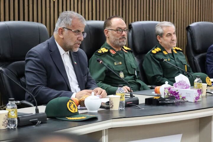 معلمان و فرهنگیان در خط مقدم جبهه فرهنگی و شناختی قرار دارند