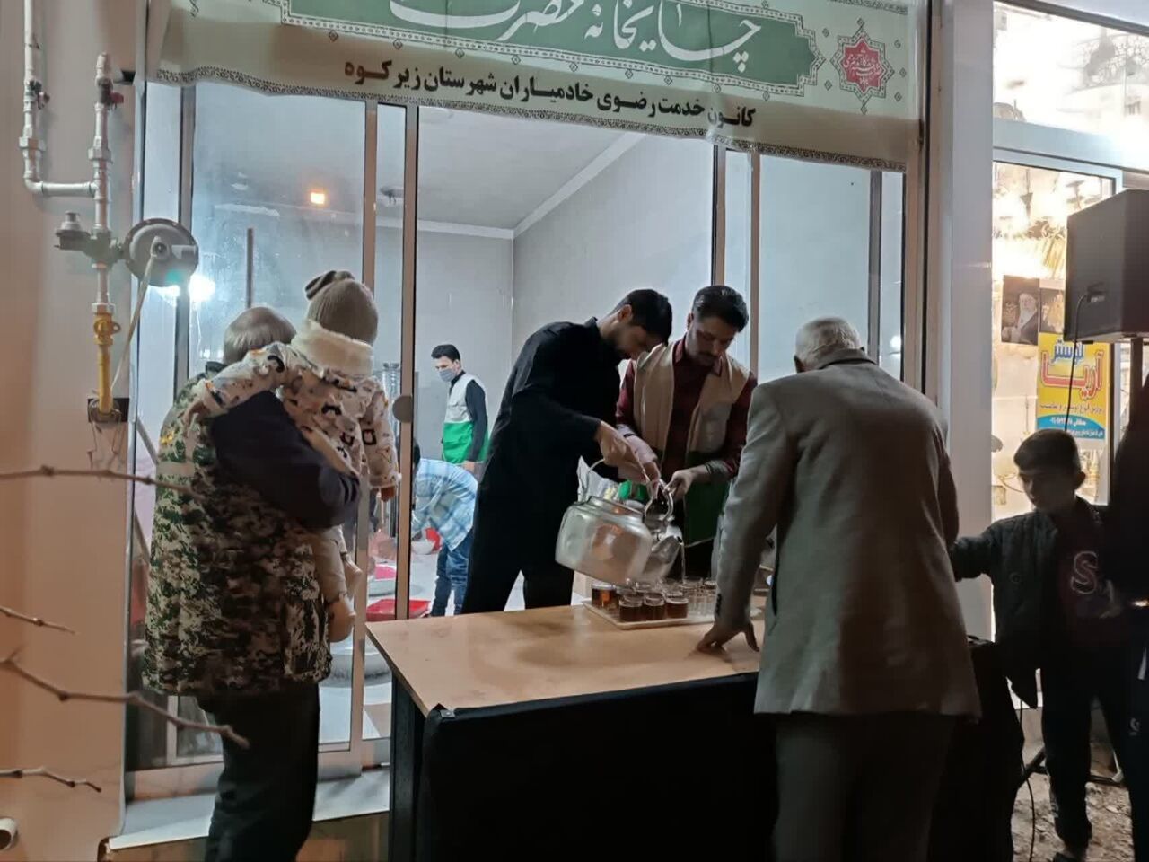 خادمیاران رضوی؛ حلقه وصل نیازمندان زیرکوه با سفره کرامت امام رضا(ع)