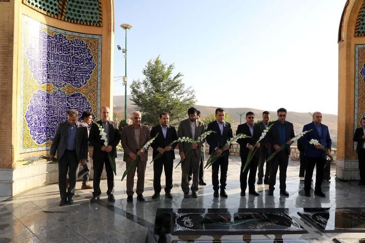 سفر معاون علمی رئیس‌جمهور به شهرکرد با ادای احترام به شهدا آغاز شد