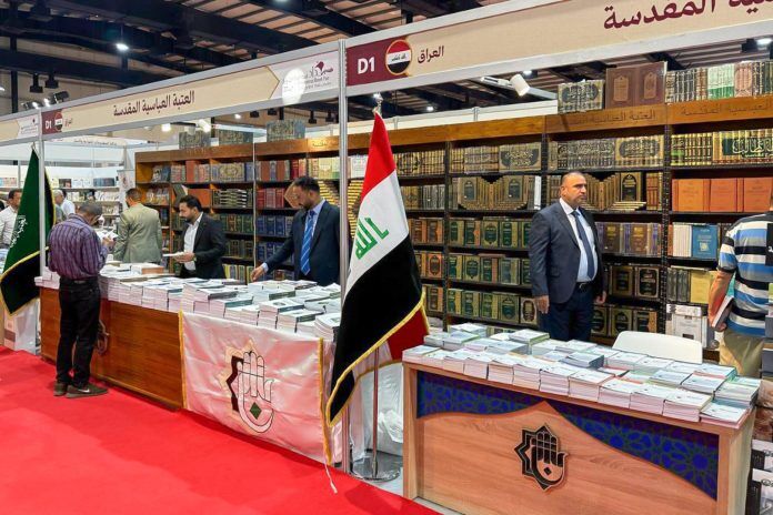 استقبال بازدیدکنندگان از غرفه آستان مقدس عباسی در نمایشگاه کتاب بغداد