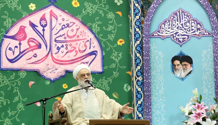 آبادانی شهر قم به برکت حضور کریمه اهل بیت(س) است