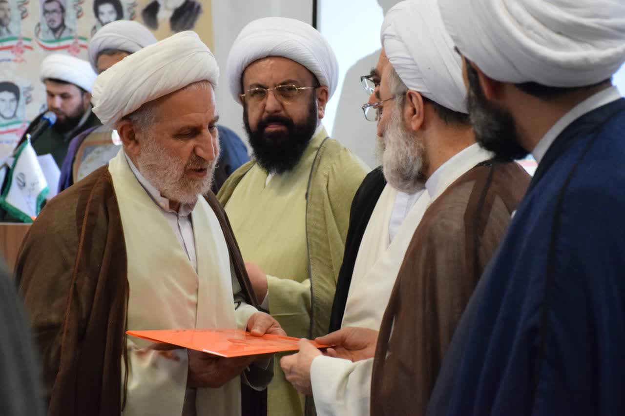 روحانیت تراز انقلاب باید در متن جامعه باشد / رسالت امروز حوزه، گره‌گشایی از ذهن جوانان است