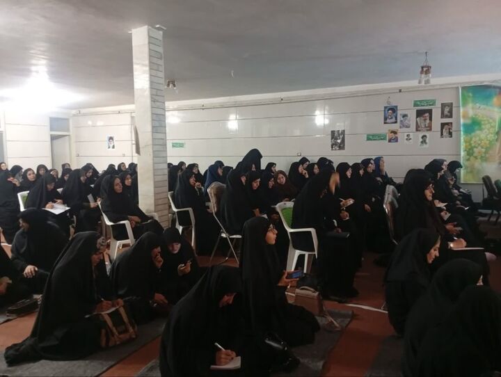 حضور ۲۰۰ نفر از بانوان فعال فرهنگی و حوزوی در دوره راویان عفاف خوی