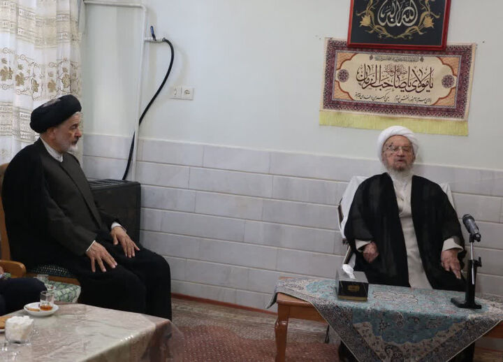 معاون اول رئیس‌جمهور با آیت‌الله‌ مکارم شیرازی دیدار وگفتگو کرد