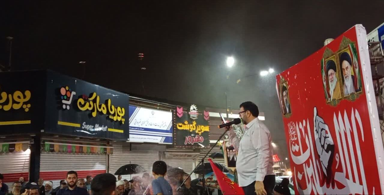 مازندران مقتدر ایستاده زیر باران