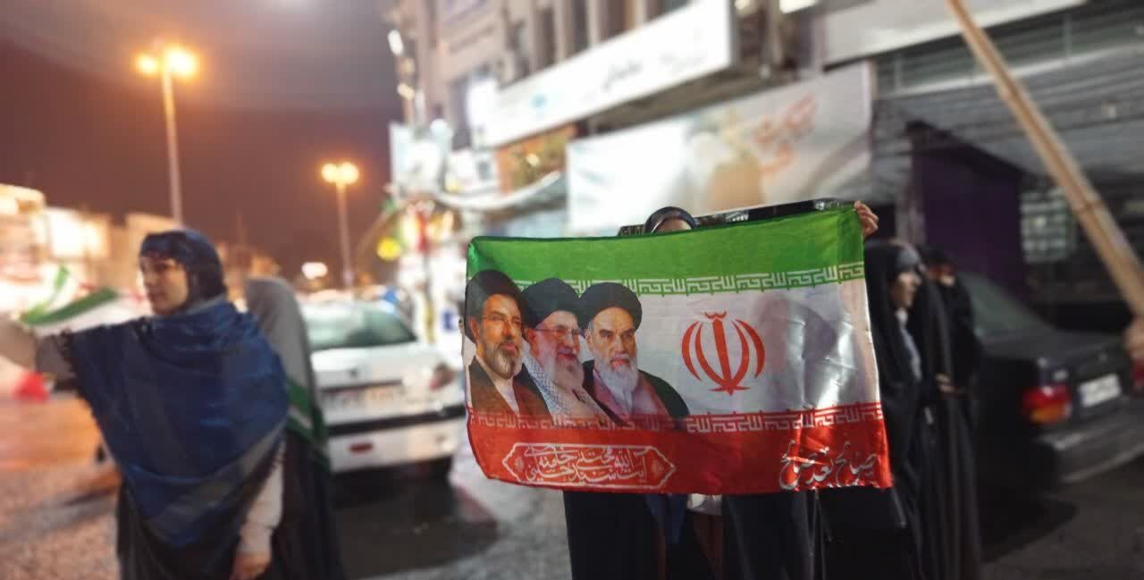 مازندران مقتدر ایستاده زیر باران