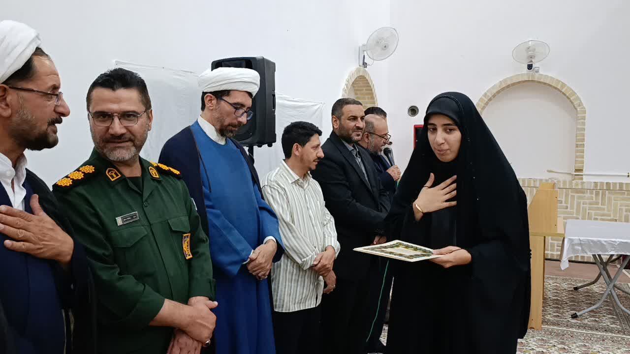 برگزیدگان و فعالان قرآنی شهرستان نطنز تجلیل شدند+عکس