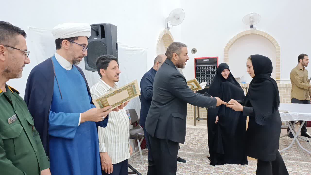 برگزیدگان و فعالان قرآنی شهرستان نطنز تجلیل شدند+عکس