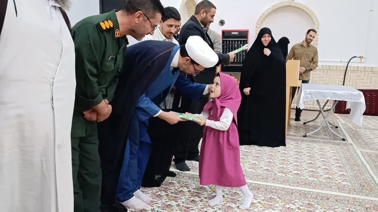 برگزیدگان و فعالان قرآنی شهرستان نطنز تجلیل شدند+عکس
