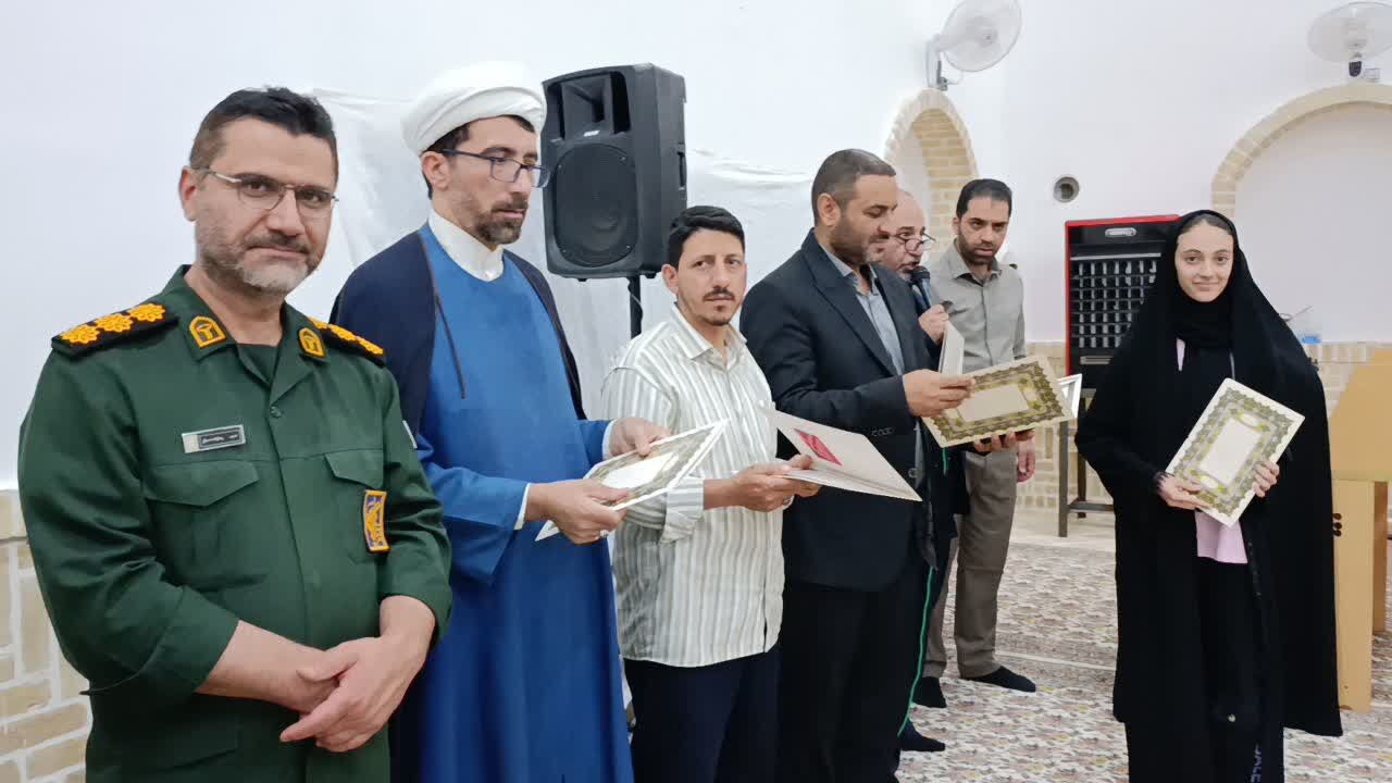برگزیدگان و فعالان قرآنی شهرستان نطنز تجلیل شدند+عکس