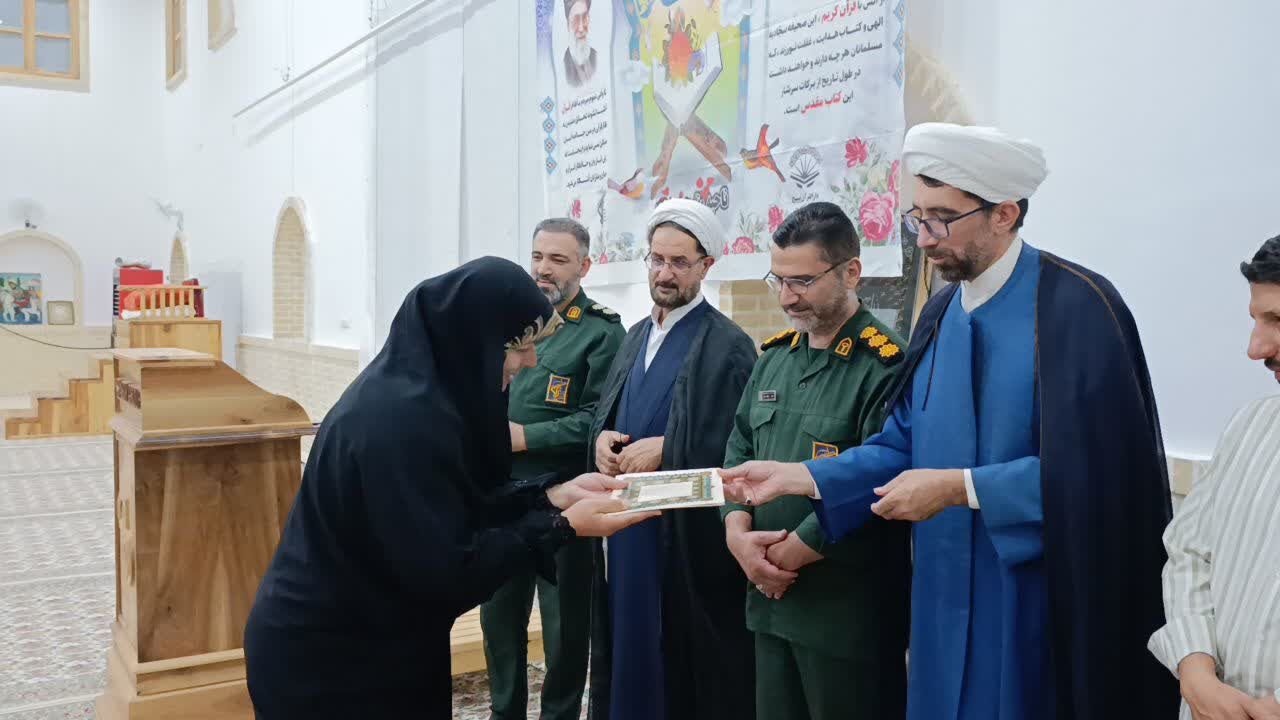 برگزیدگان و فعالان قرآنی شهرستان نطنز تجلیل شدند+عکس