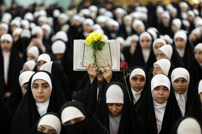 مراسم اختتامیه دوره های تابستانی قرآن کریم با شرکت ۲۵۰۰ دختر در آستان مقدس حسینی+ عکس