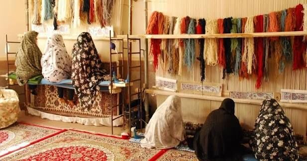 مشاوره‌ در قلب کارگاه قالی‌بافی؛ وقتی جهاد، رنگِ مهربانی گرفت