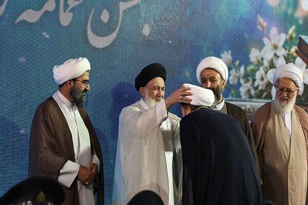آیین عمامه‌گذاری طلاب در شب ولادت حضرت عبدالعظیم حسنی(ع)