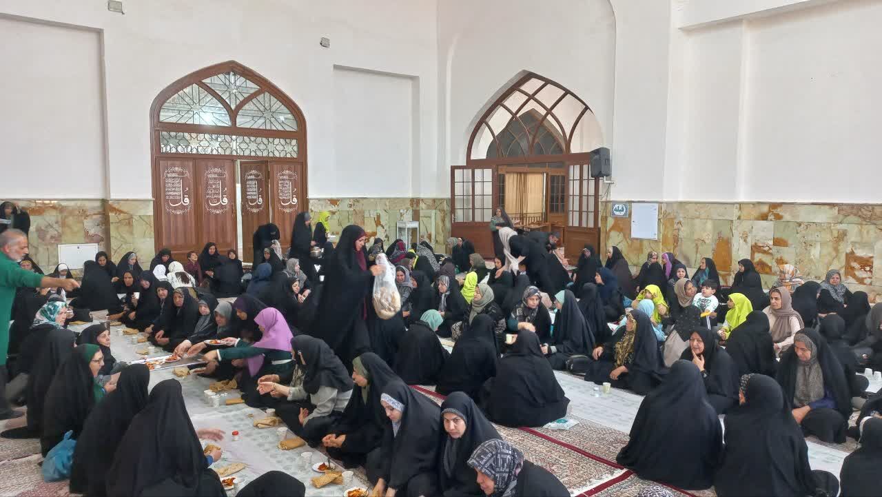 دعای ندبه صبح جمعه در جوار امامزاده محمد عابد(ع) با همت کانون شهید احمد کاظمی برگزار شد