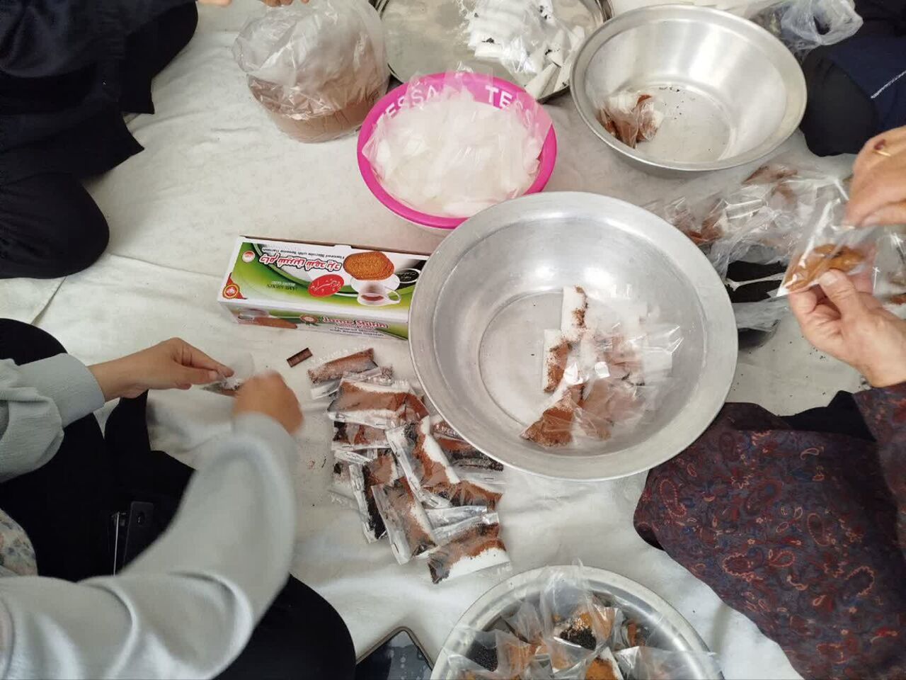 از دستان بانوان بیرجندی تا جبهه جنوب؛ ۹۸۷ بسته هدیه برای رزمندگان