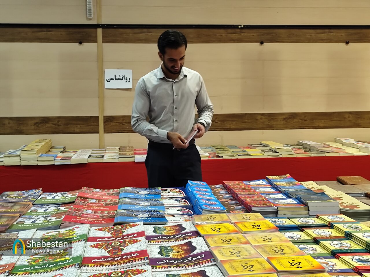 قفسههای کتاب در جیرفت جان گرفت/ ۱۲ هزار جلد کتاب در یک نمایشگاه