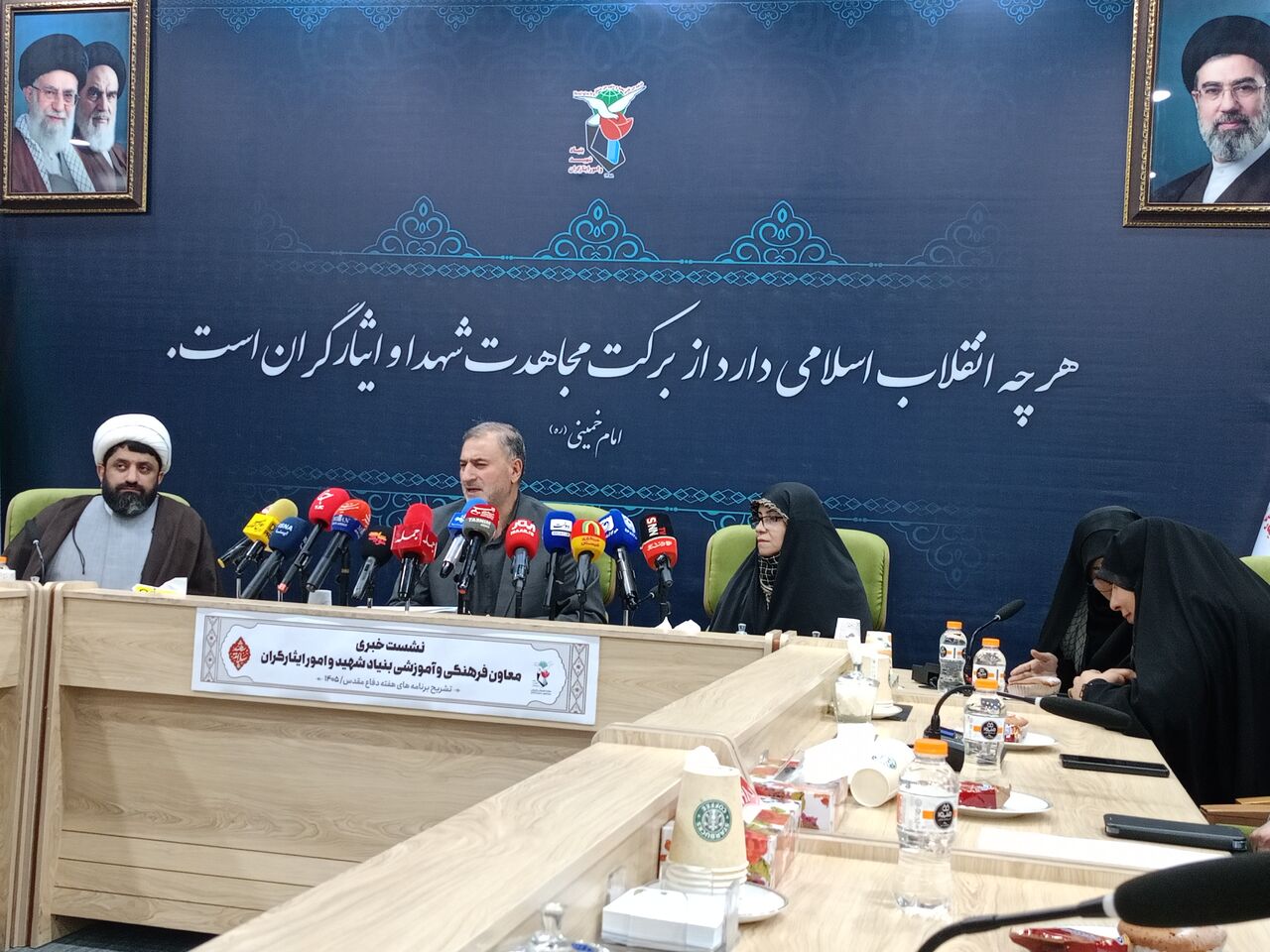 آغاز برنامه‌های ملی هفته دفاع مقدس از رواق دارالذکر/مهمانی لاله‌ها در ۲۰هزار گلزار شهدا