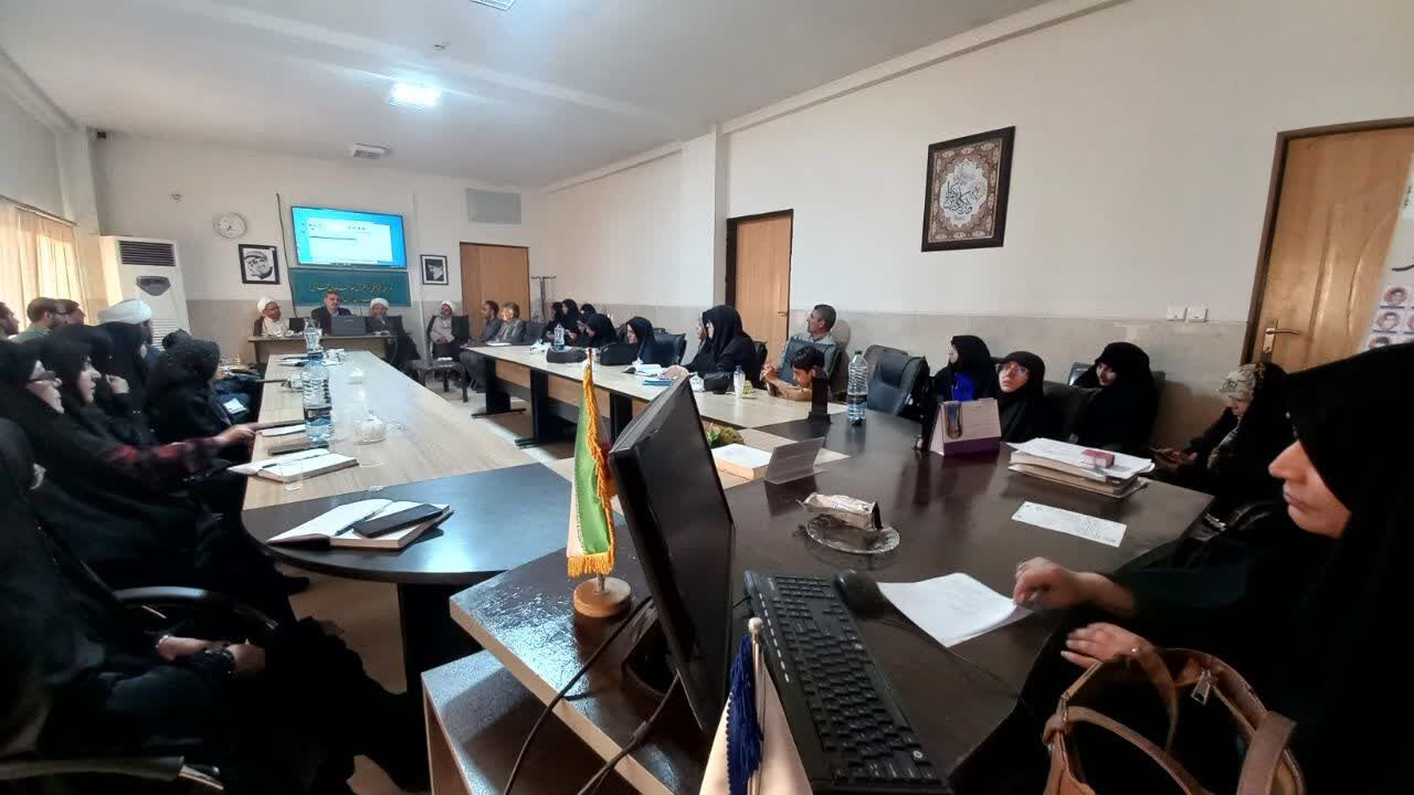 نشست تخصصی مدیران مؤسسات قرآن و عترت و خانه‌های قرآن آران و بیدگل برگزار شد