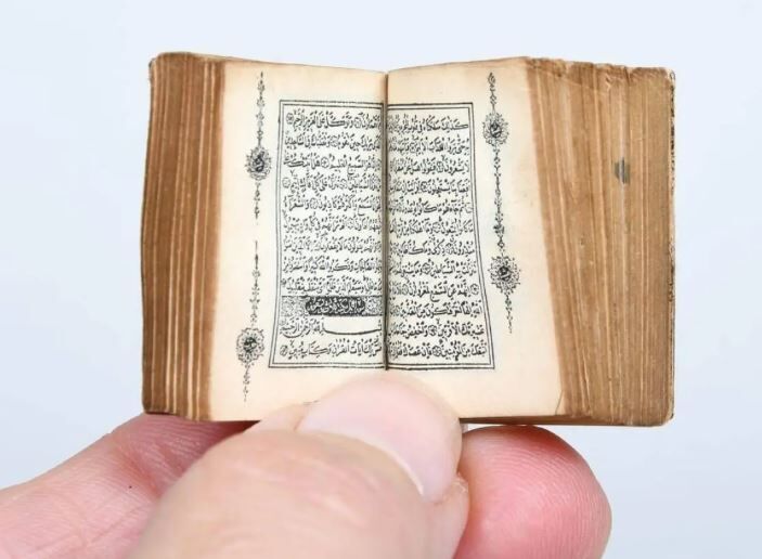 مصحف مینیاتوری ۱۳۰ ساله در نمایشگاه کتاب ابوظبی؛ نسخه‌ای که با ذره‌بین خوانده می‌شود